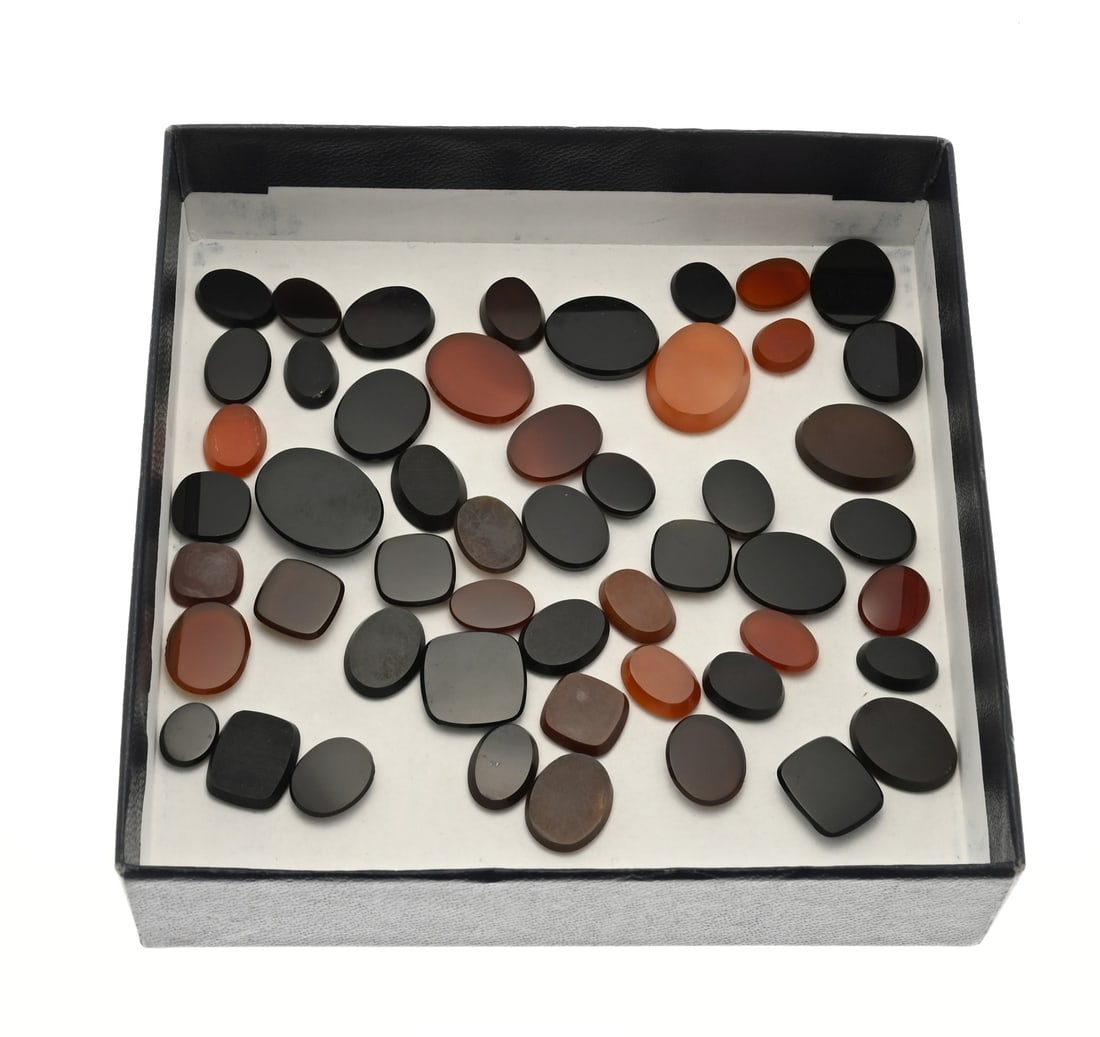 Lot of precious stones carnelian and onyx.: Large lot with approx. 50 carnelians and onyx. Flat oval, rectangular and square cut stones. approx. 32 grams. New.