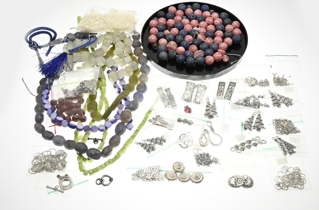 Lot of jewelry (various): Lot jewelry with various cords/beads with lapis lazuli, rhodochrosite and mother of pearl. And various white metal pendants and elements and eyes.
