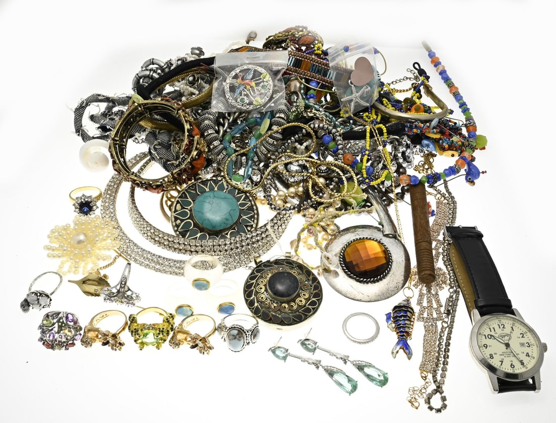Lot of jewelry (various): Lot of jewelry in a box with various necklaces and bracelets, partly with rhinestones. brooches, watches.