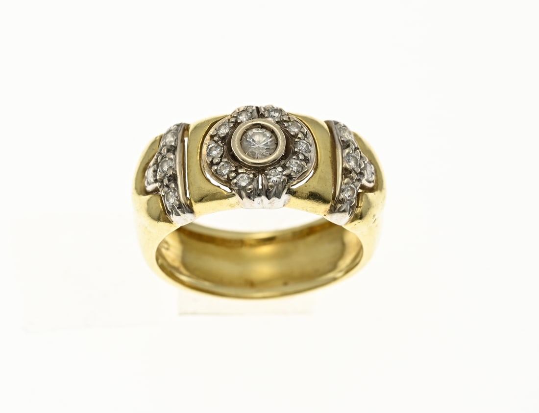 Gold ring with diamond: Wide yellow gold ring, 750/000, with diamond. Ring with a wide band and in the middle a brilliant cut diamond and around it a rim with 10 brilliant cut diamonds. Further on in the band are 2 white