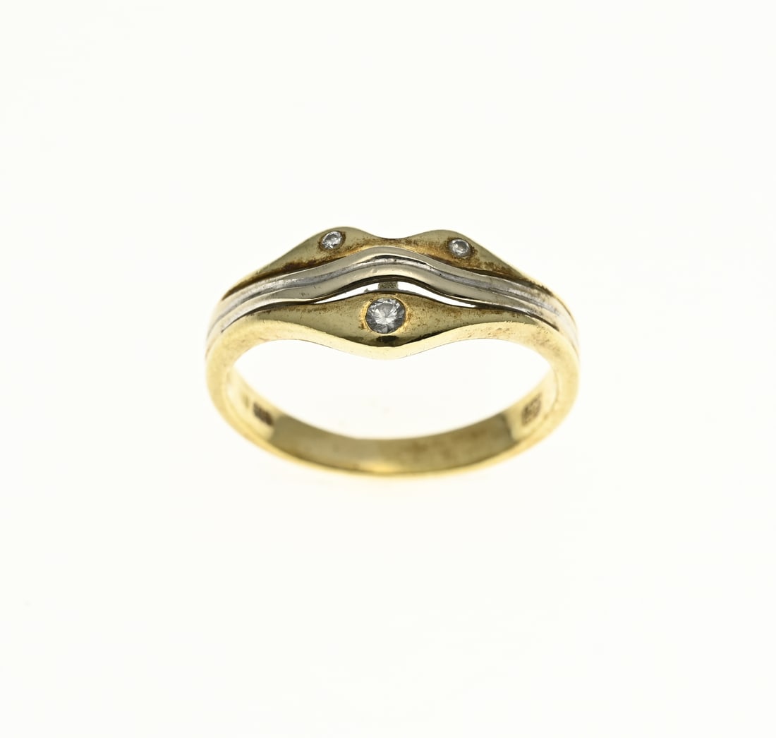 Gold ring with diamonds: Yellow gold ring, 585/000, with diamonds. Ring with a white gold wavy finish in a kind of heart shape. Set with 3 brilliant cut diamonds. Total approx. 0.05 ct. Width ring 7 mm. ø 50. approx. 2.7
