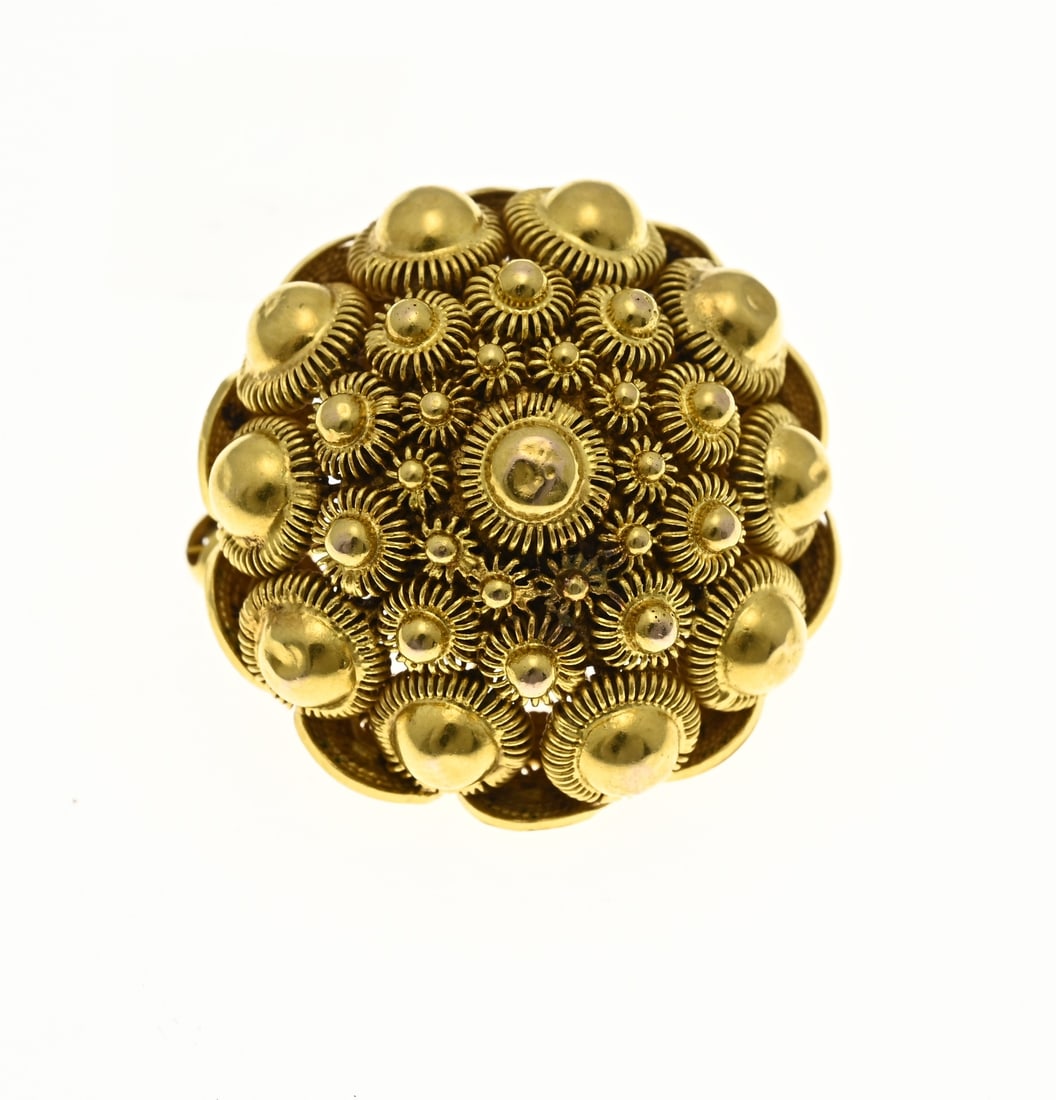 Gold brooch with a round button: Yellow gold brooch, 585/000, in the shape of a Zeeland button. ø 25 mm. approx. 7.1 grams. In good condition.