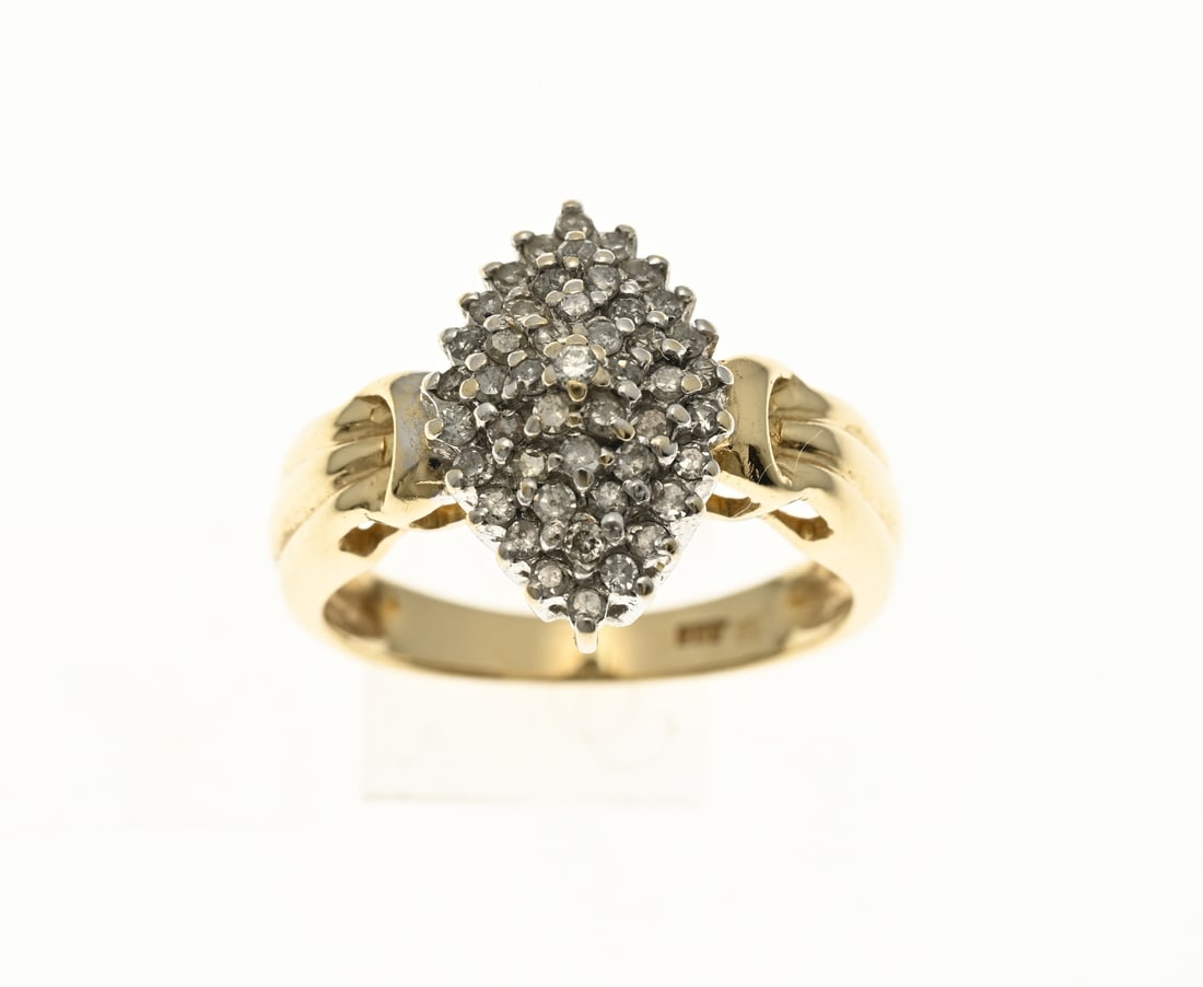 Gold ring with diamond, marquise: Yellow gold ring, 585/000, with diamond. Ring with a wide band with ribbed decoration and in the middle a marquise-shaped white gold rosette set with single-cut diamonds. width 16 mm. approx. 5.1