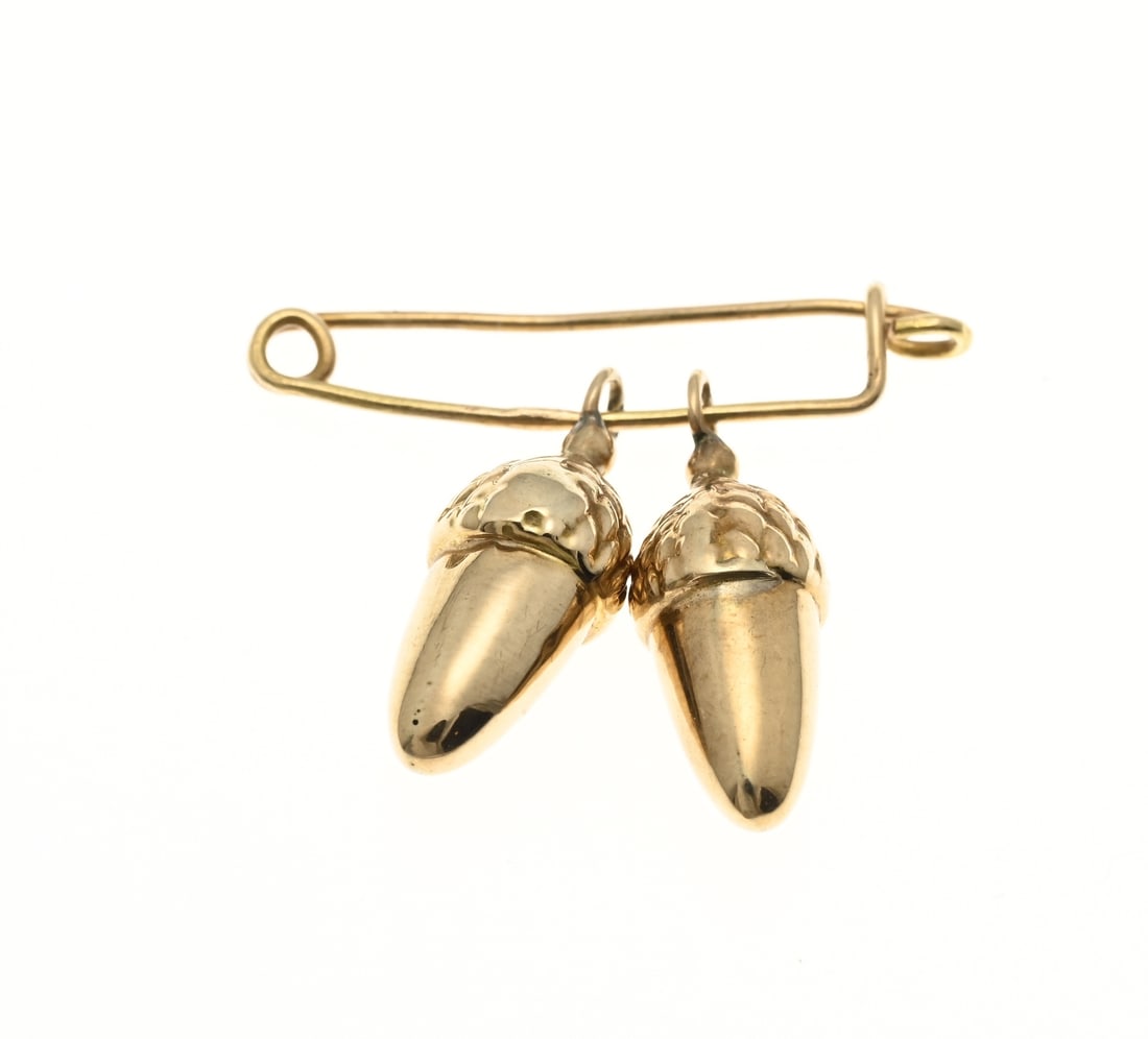 Gold pin with acorns (1 of 1)