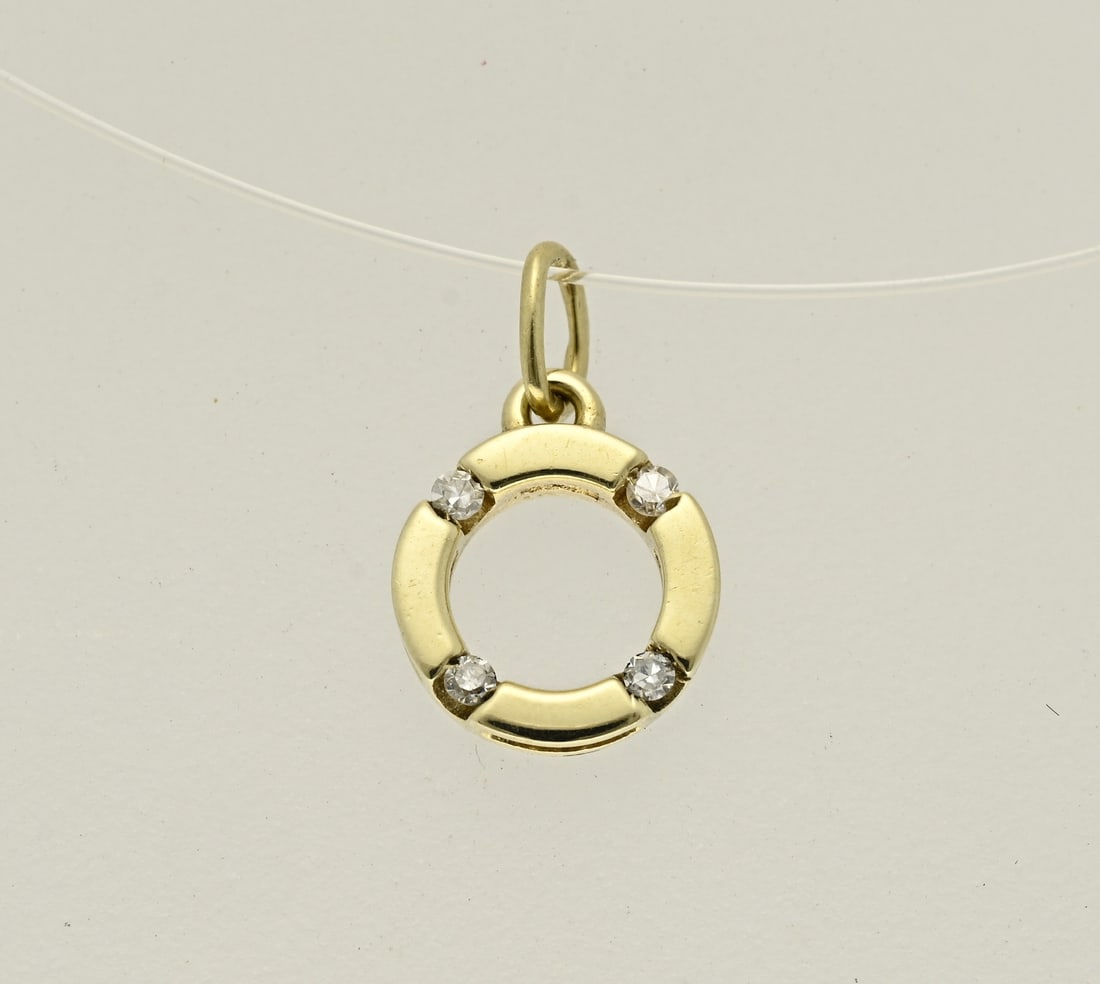 Gold pendant, round with diamond: Yellow gold pendant, 585/000, with diamonds. A pendant in the shape of a circle set with singlecut diamonds. Size 16x10mm. approx. 1.0 gram. In good condition.