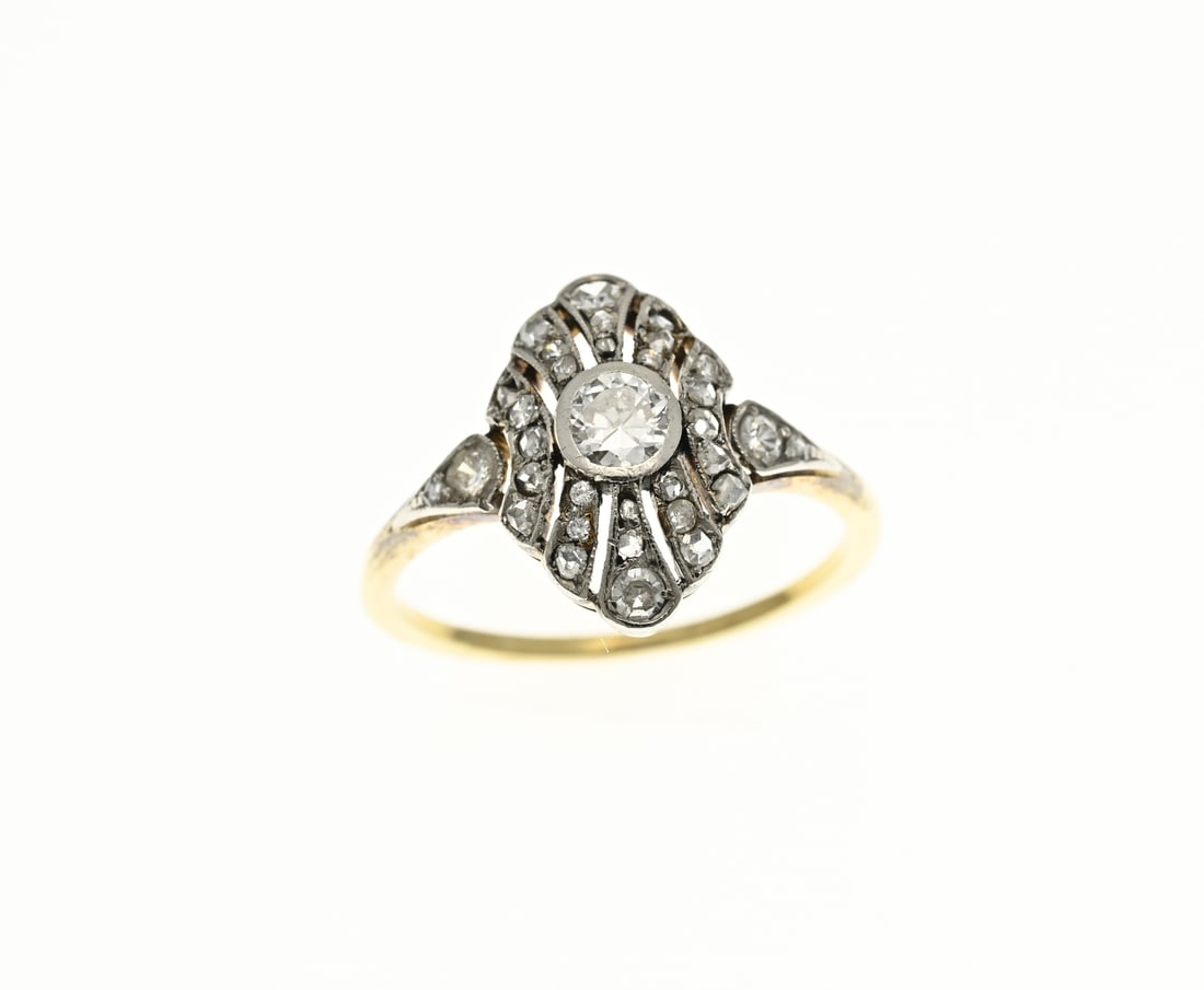 Gold ring with diamond: Yellow gold ring, 585/000, with diamonds. Ring with a marquise-shaped head in the middle set with a brilliant cut diamond, in a smooth setting, approx. 0.25 ct. Around the center stone are lanes with