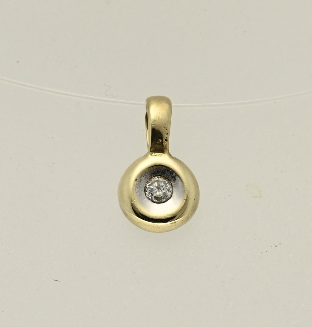 Gold pendant with diamond: Yellow gold pendant, 585/000, with diamond. Pendant with a round wide setting set with a brilliant cut diamond, approx. 0.05 ct. Size 11x6.5mm. approx. 0.6 grams. In good condition