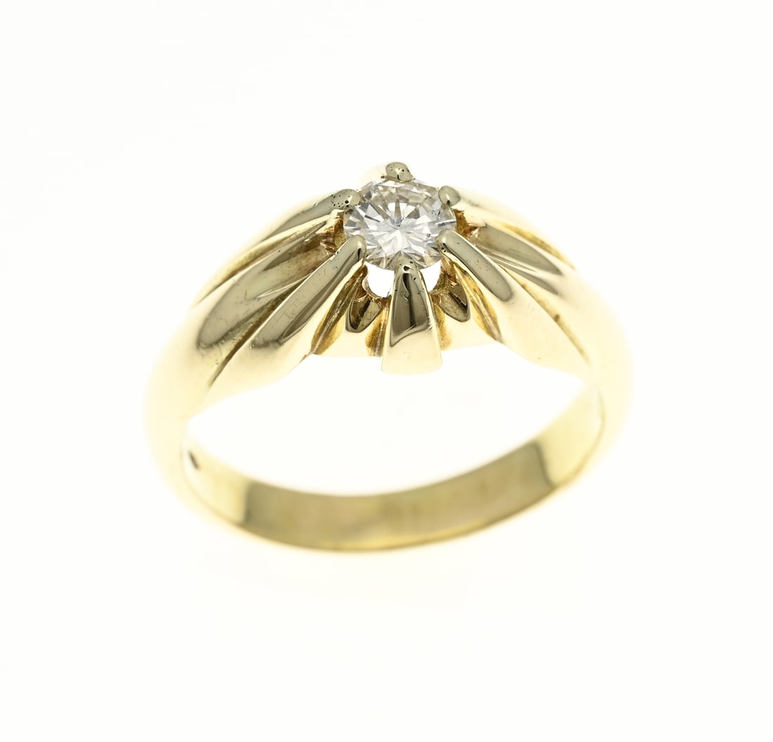 Gold ring with diamond: Yellow gold ring, 585/000, with diamond. Ring with a setting rising from the band with 6 prongs. Set with a brilliant cut diamond, approx. 0.40ct. VS/H. ø 55. width head 10 mm. approx. 6.5 grams. In