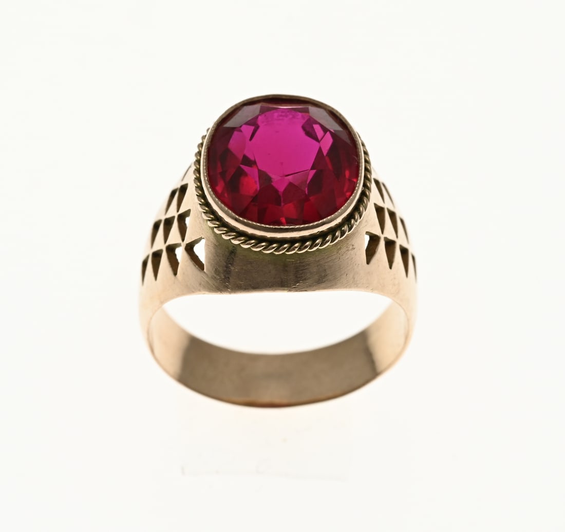 Gold ring with red stone: Gold ring, 585/000, with red stone. Ring with a convex band with hand-sawn triangular elements and in the middle set with a red oval faceted stone with a twisted edge. Width head 15.6 mm. ø 55.