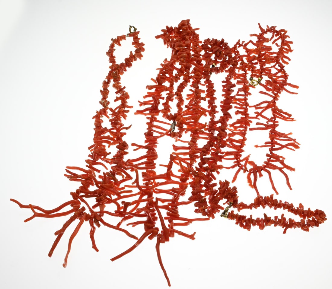 Lot of necklaces with blood coral branches: Lot of necklaces with blood coral branches. 4 necklaces and a bracelet. 4-46 mm. Total approx. 145 grams. In good condition.