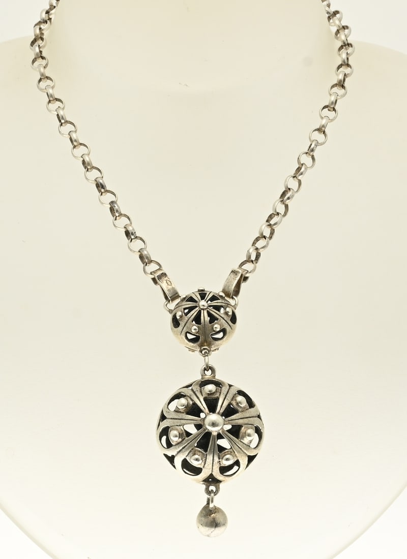 Jasseron necklace with balls: Silver jasseron necklace with 2 openwork balls, decorated with balls. Length 65 cm. Pendant length 6 cm. Total approx. 35.3 grams. In good condition.