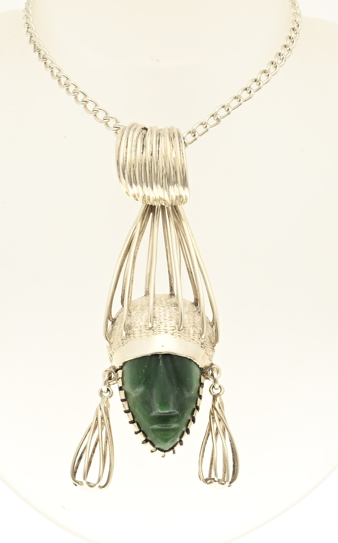 Silver necklace and pendant with green stone: Silver necklace and pendant, 925/000, with green stone. Necklace with gourmet links and a snap hook. The necklace has a large silver pendant with a head of a Mexican figure with a green stone. Taco