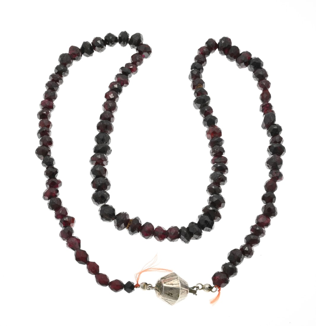 Garnet necklace with silver clasp: Necklace of faceted garnet beads, ø5-10 mm. attached to a silver faceted clasp. length 68 cm. approx. 90 grams. In good condition