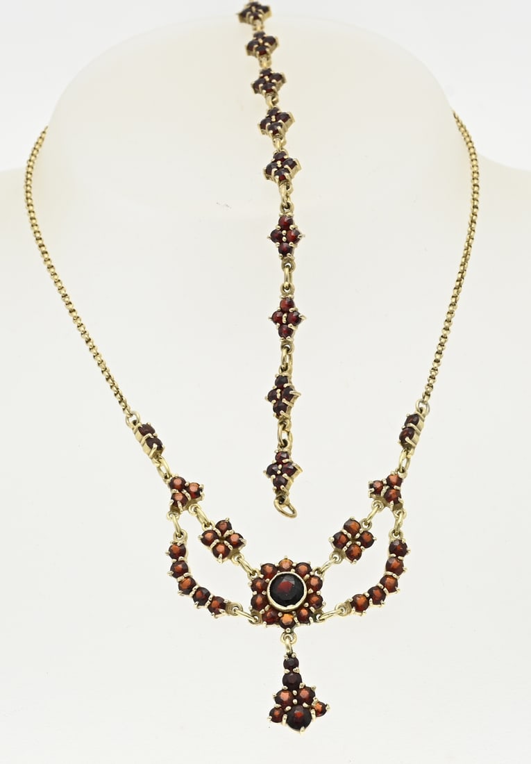 Garnet jewelry set, bracelet and choker: Set of silver plated jewelry with garnet, choker and bracelet, 925/000 and 900/000. Choker with jasseron links in the middle decorated with a rosette and elements set with garnet stones. And a
