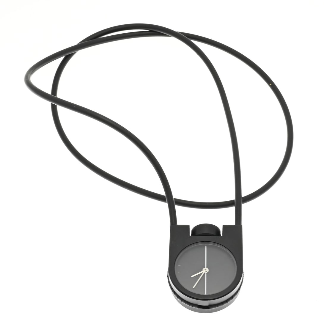 Bruno Ninaber watch: Bruno Ninaber van Eyben watch, pendant watch with a black case and fitted with a rubber cord. Quartz. Scratch on the glass. 28x33mm. Length approx. 63 cm. In good condition.