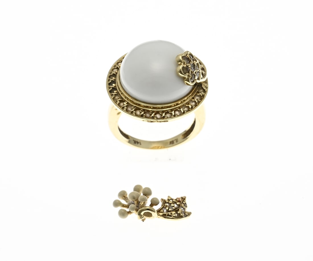 Gold ring with white stone and floral elements: Yellow gold ring, 585/000, Roberto Bravo, White Dreams with white hydro termalagate, one diamond, sapphires and flower elements. Ring with a round head set with a round cabochon cut hydro