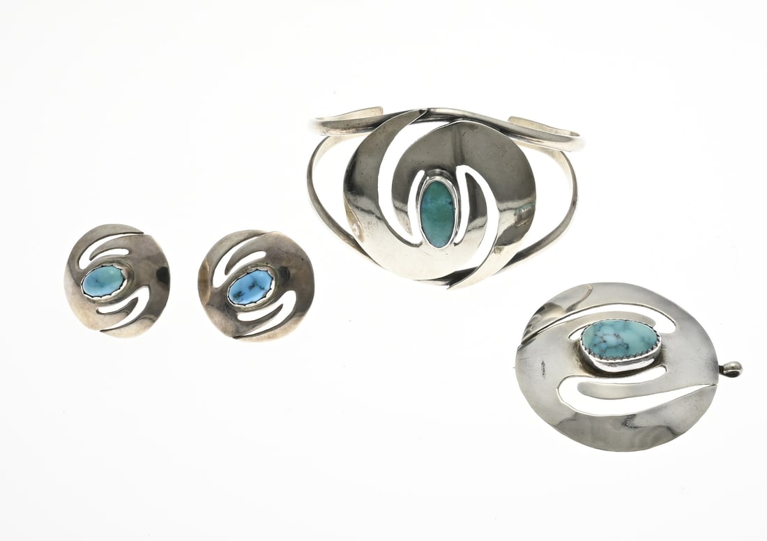 Set of silver jewelry with turquoise: Set of silver jewelry with turquoise, 925/000, Navito American, with a clamp bracelet, pendant/brooch and stud earrings with a round sawn element with an oval cabochon turquoise in the middle.