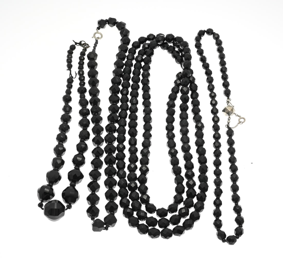 Lot of gits: Lot with jet necklaces, 5-15 mm. length 35-120 cm. approx. 190 grams. In good condition.