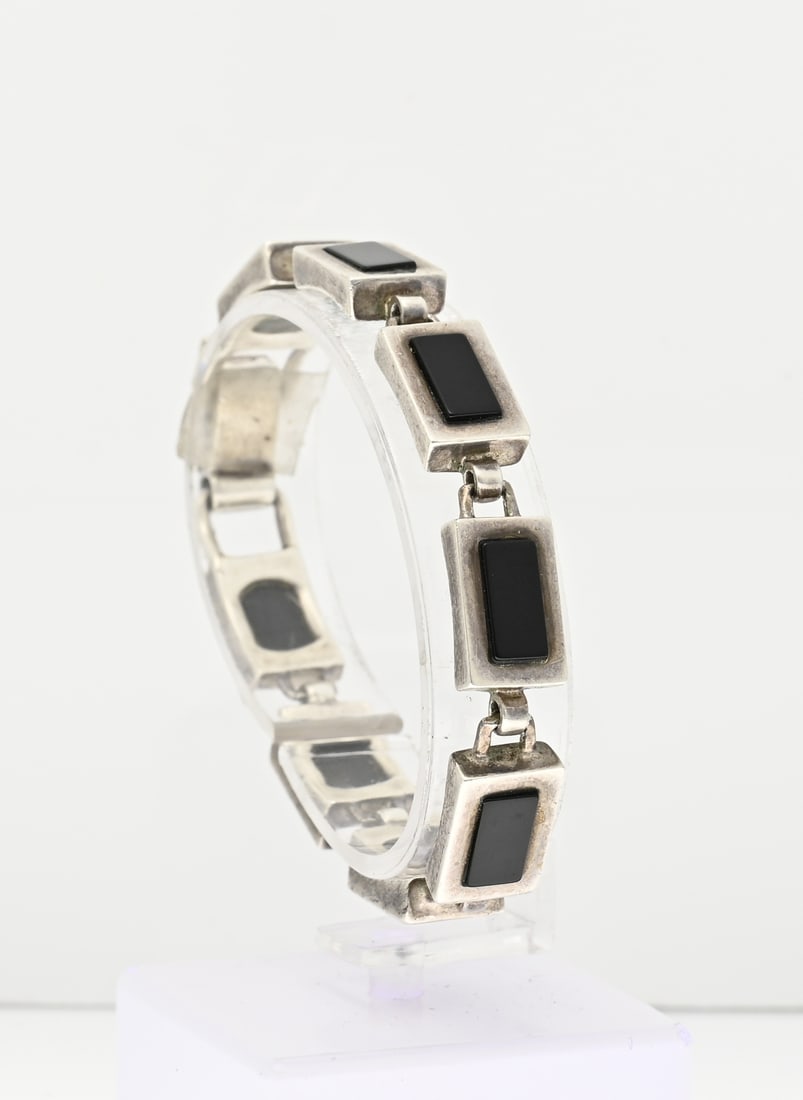 Silver bracelet with onyx: Silver bracelet, 925/000, with onyx. Bracelet with rectangular links set with a rectangular onyx. Width 9.5mm. Length 18.5 cm. approx. 33.2 grams. In good condition.
