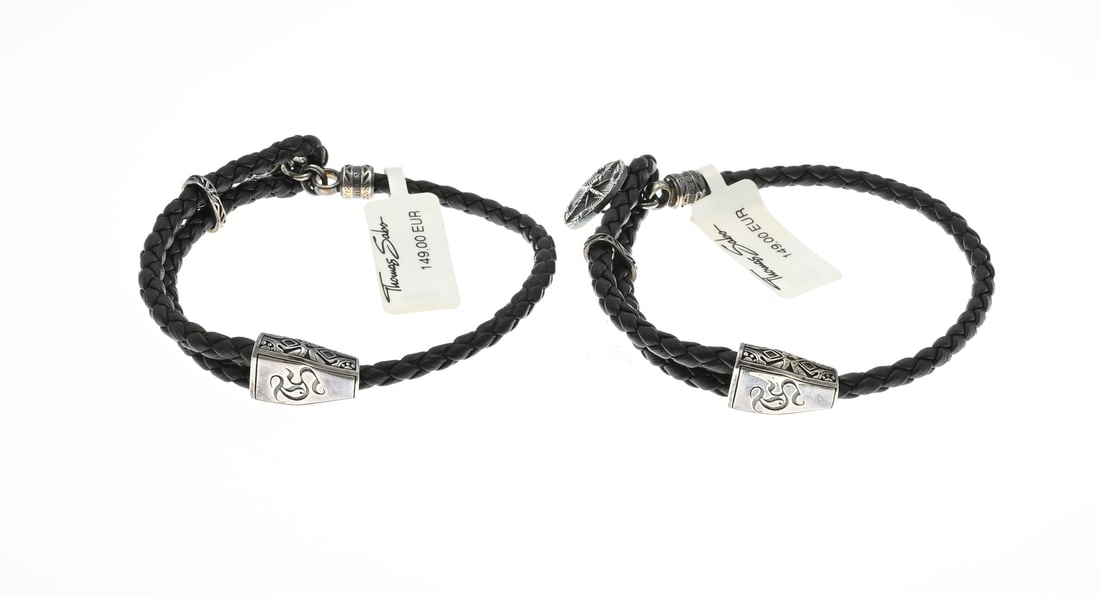 2 Black leather straps with silver: Two leather straps, Thomas Sabo, with silver elements and clasp, 925/000. approx. 25.7 grams. 20-21 cm. New. WVP per piece €149,-.