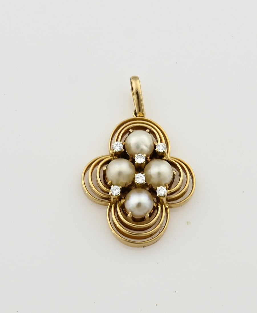 Gold pendant with pearl and diamond: Yellow gold pendant, 585/000, with pearl and diamond. Pendant made of 4 half circles set with 4 pearls and 6 brilliant cut diamonds, total approx. 0.12 ct. Size 22x35mm. approx. 8.4 grams. In good