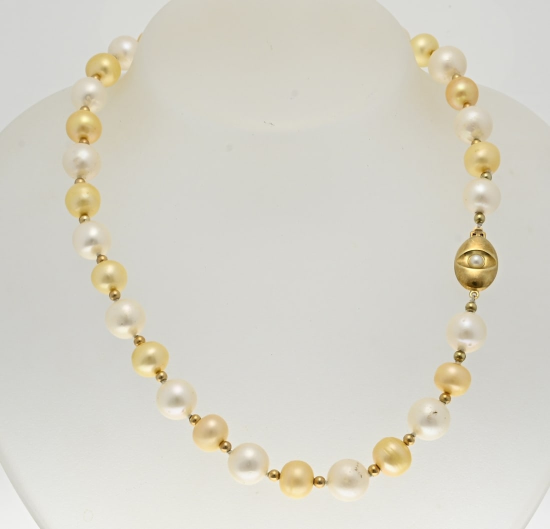 Necklace of pearls with gold: Necklace of pearls with yellow gold clasp and balls, 585/000. Necklace of yellow and white freshwater pearls, ø 9-10 mm., alternately with a yellow gold ball. The necklace has a yellow gold