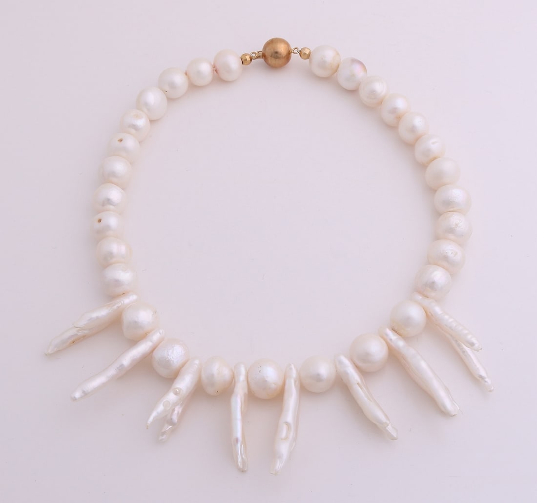 Pearl necklace with gold clasp: Necklace of pearls with a gold ball clasp, 585/000. Necklace of round freshwater pearls, ø 12 mm, with 8 finger pearls, length 42 mm, with gold ball clasp, ø 12 mm. Length 42 cm. In good condition