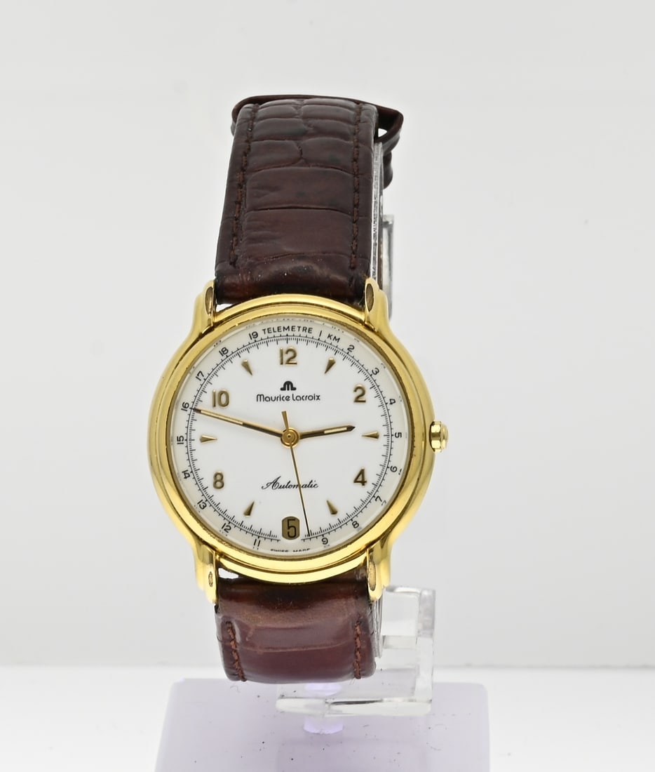 Maurice Lacroix automatic: Maurice Lacroix watch, unisex, automatic, classic, with a gold-plated round case with date display and telemeter. Equipped with a glass back cover. The watch is attached to a brown leather strap. ø