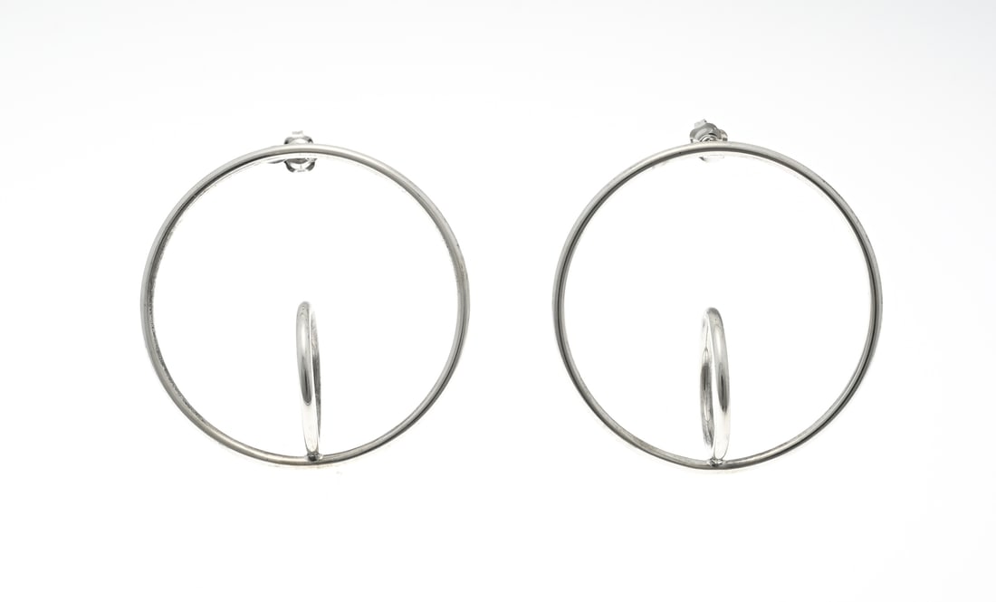 Silver stud earrings, large: Large silver stud earrings, 925/000, with a large silver circle with plug. In the circle is a smaller circle placed perpendicular to the large circle. Marked: Diva. ø 5.5cm. approx. 13.2 grams. In