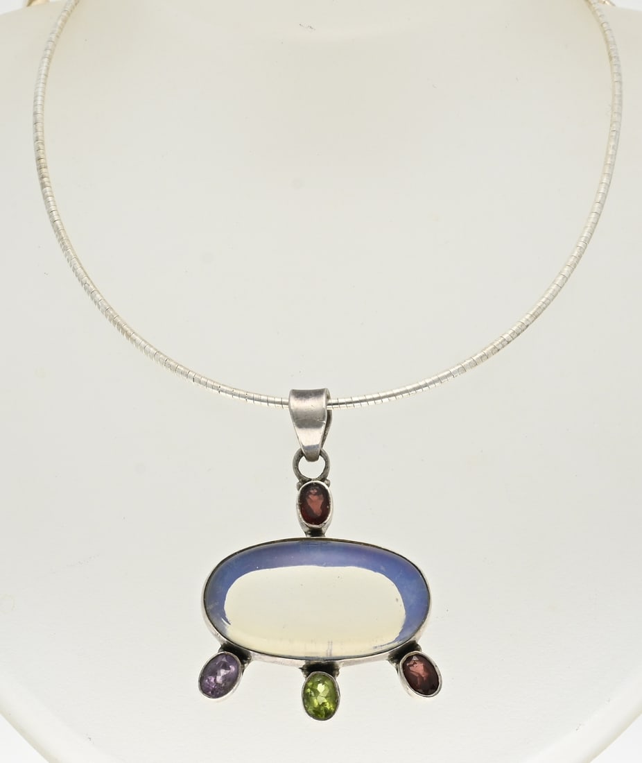Silver choker with moonstone: Silver necklace, 925/000, with a pendant with an oval moonstone, an amethyst, peridot and garnet stones. 3.5x5cm. Length 52 cm. ø necklace 1.8 mm. In good condition