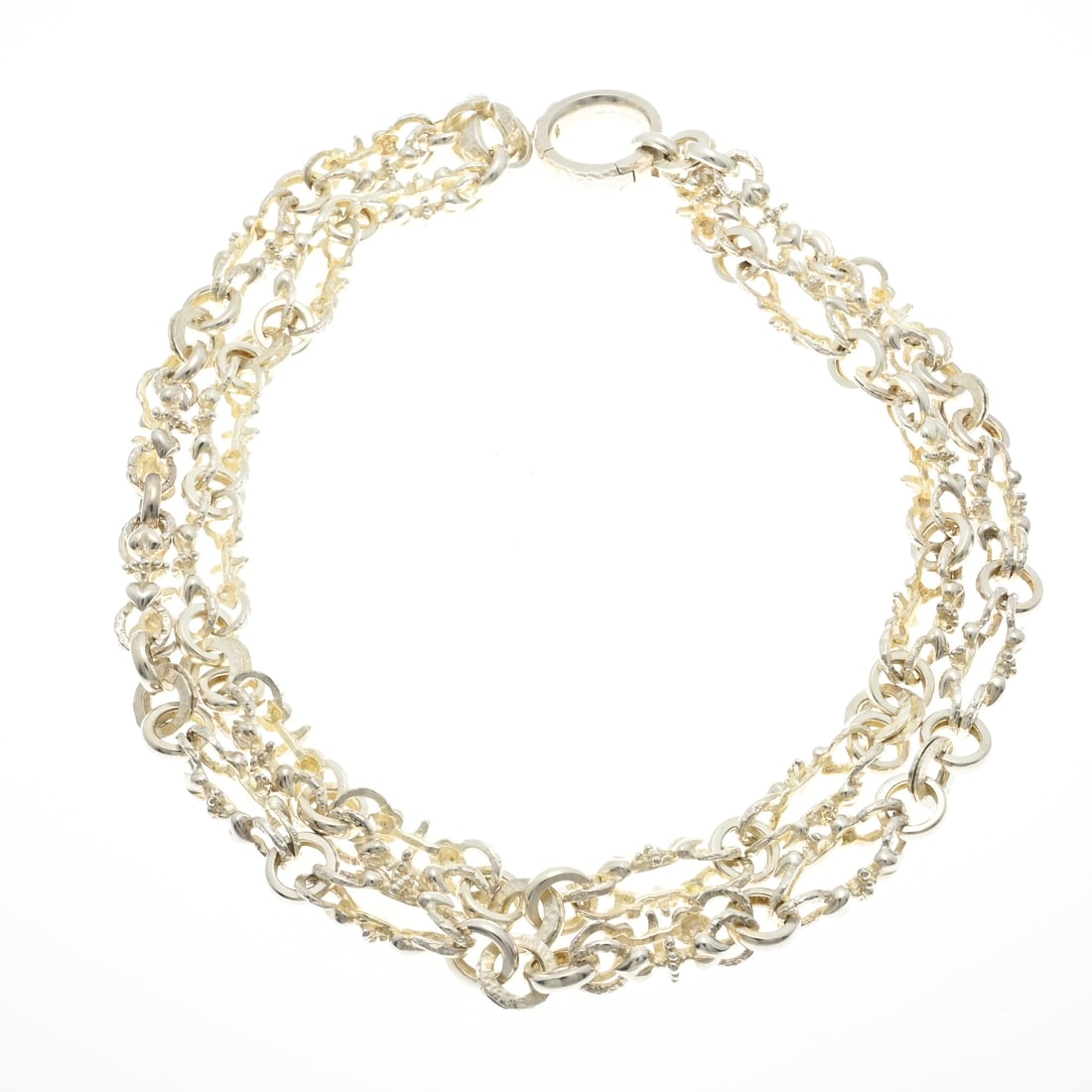 Long silver fantasy necklace: Long silver necklace, 925/000, with round and oval contoured links. Provided with a matte finish. The necklace has a closure in the shape of a round eye. Necklace can be worn double. width 10 mm.