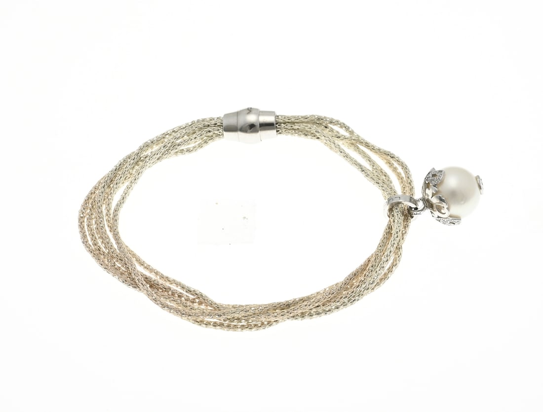Silver bracelet with pearl: Silver bracelet, 925/000, with a pearl. Bracelet with 6 bands with foxtail link attached to a magnetic clasp. A pendant with a pearl hangs from the bracelet. Brand Luca Lorenzini. wvp €129,-.