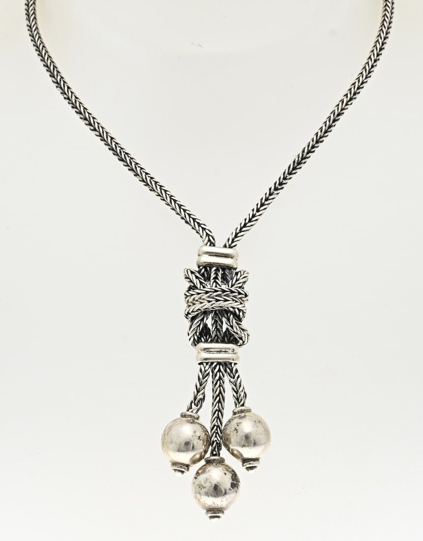 Silver necklace with balls: Silver braided Y-necklace, 925/000, with a knotted element with 3 pendants with balls. Length 46-51 cm. approx. 31.3 grams. In good condition.