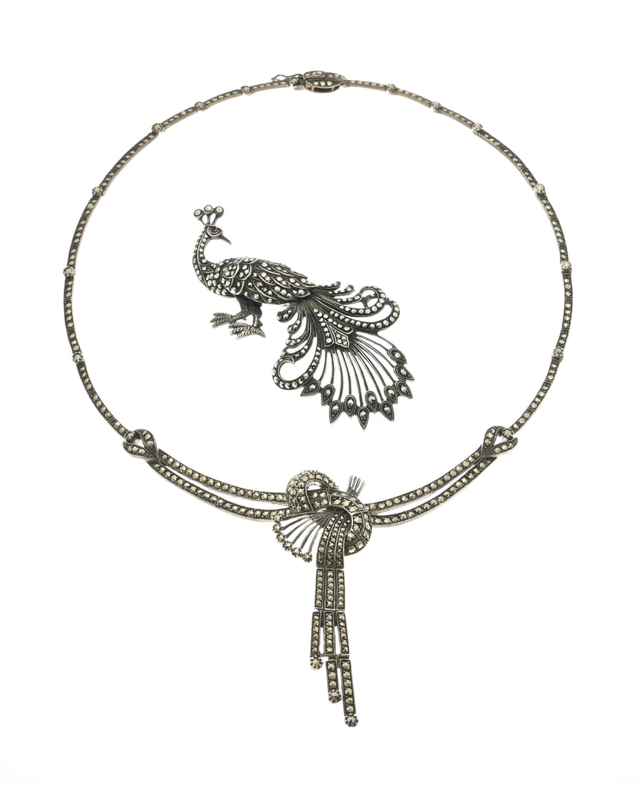 Silver choker and brooch with marcasite: Silver choker and brooch, 925/000, with marcasite. Brooch in the shape of a peacock with marcasite, 7.5 cm. and a choker completely set with marcasite and in the middle with a graceful element with 3
