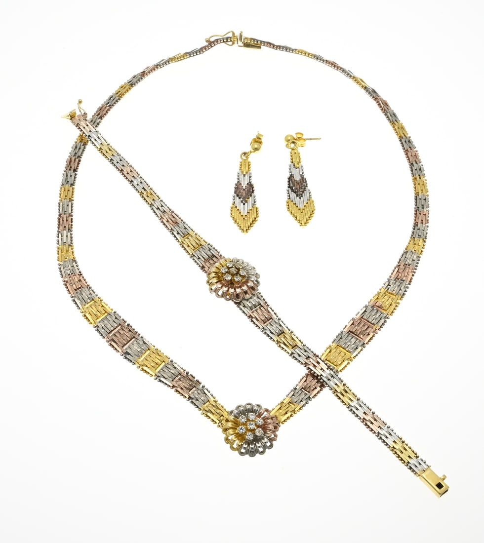 Silver set, tricolour with bracelet, choker and earrings: Silver set, tricolour with bracelet, choker and earrings, 925/000. A linked choker and bracelet with a rosette in the middle with a flower with 7 zirconias. with earrings with pendants. 42 cm. 18 cm.