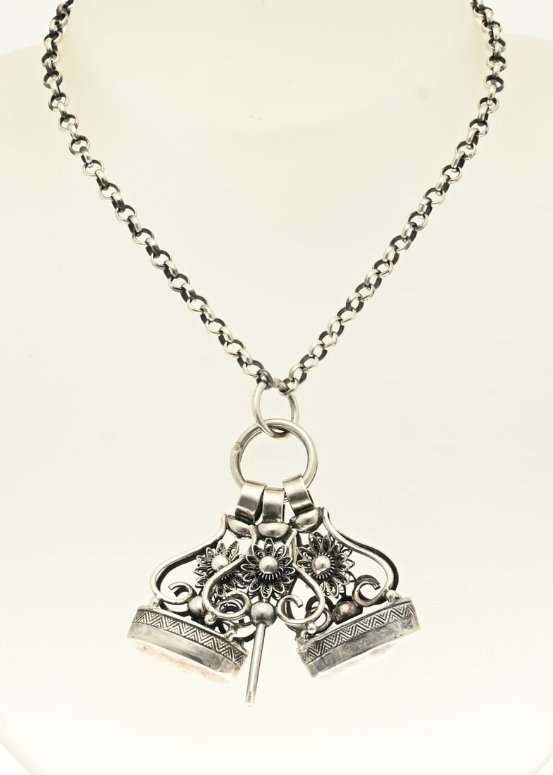 Silver necklace with 3 stamps: Silver necklace with 3 stamps, 833/000. Fine jasseron necklace with a chicken ring with a key and 2 stamps. ø 4 mm. 3-4.2 cm. Length 80 cm. approx. 33.7 grams. In good condition.