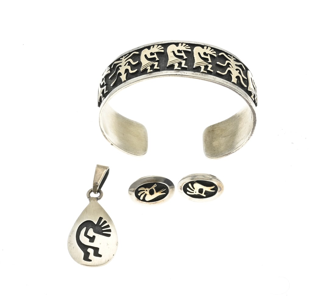 Silver clamp bracelet, pendant and stud earrings, kokopelli: Vintage silver bracelet, pendant and stud earrings, 925/000, Nativo American, with an oxidized finish with cocoon. The bracelet and oval stud are decorated with gold-plated cocoon figures. The oval