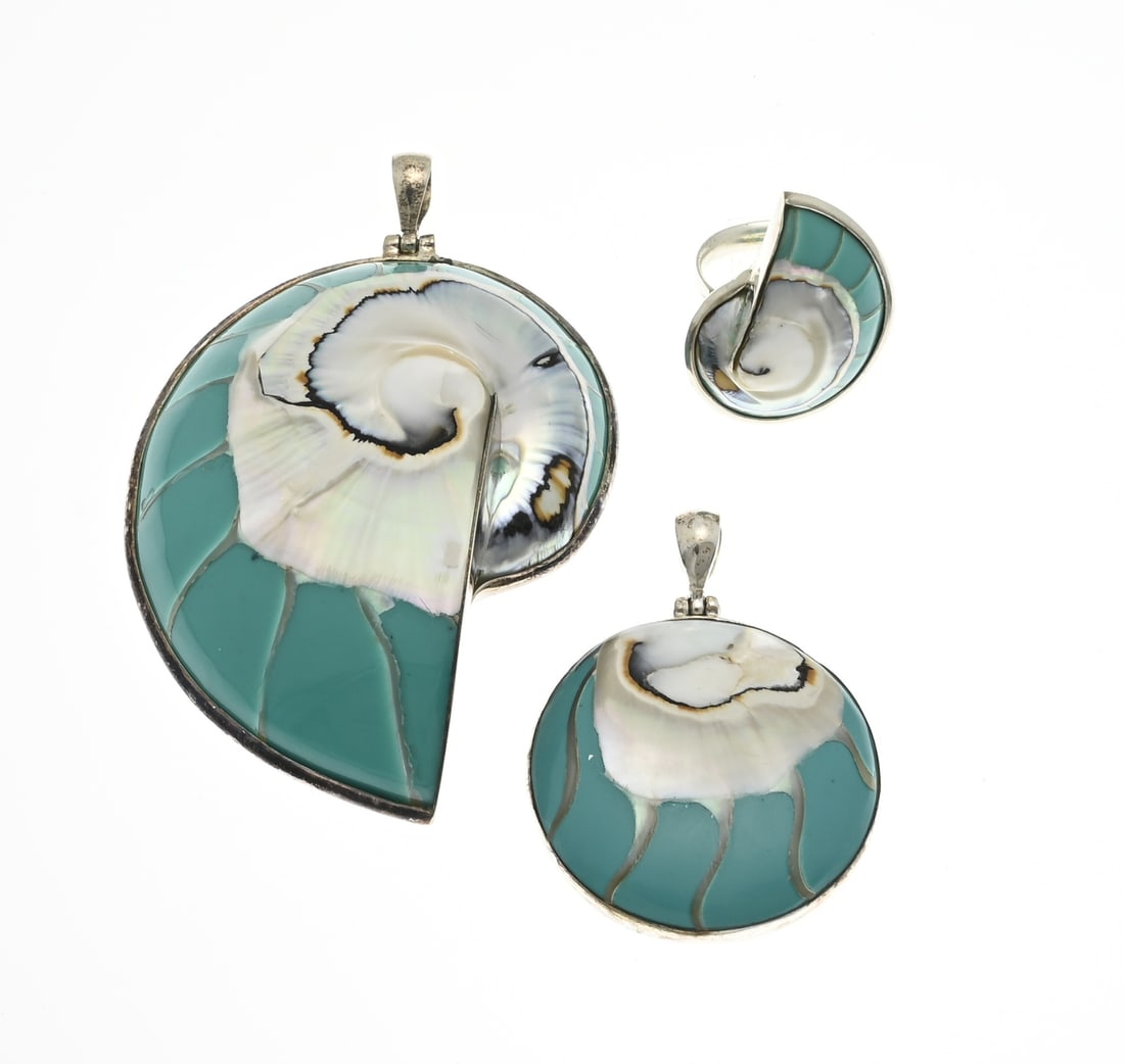 Silver jewelry with shell: Set of silver jewelry with shell, 925/000, with a large pendant, 9.5 cm, a round pendant, 42 mm. and a ring, All with shell and green details. New.