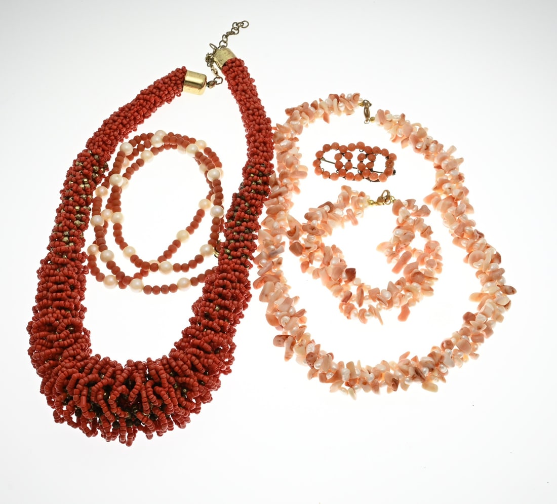 Lot of jewelry with blood coral: Lot jewelry with corals and pearls. With 3 necklaces, a bracelet and a brooch.