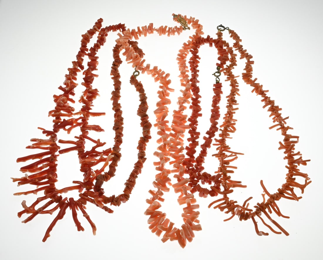 Lot of blood corals, branches: Lot with 5 necklaces with blood coral branches. approx. 188.8 grams. In good condition.