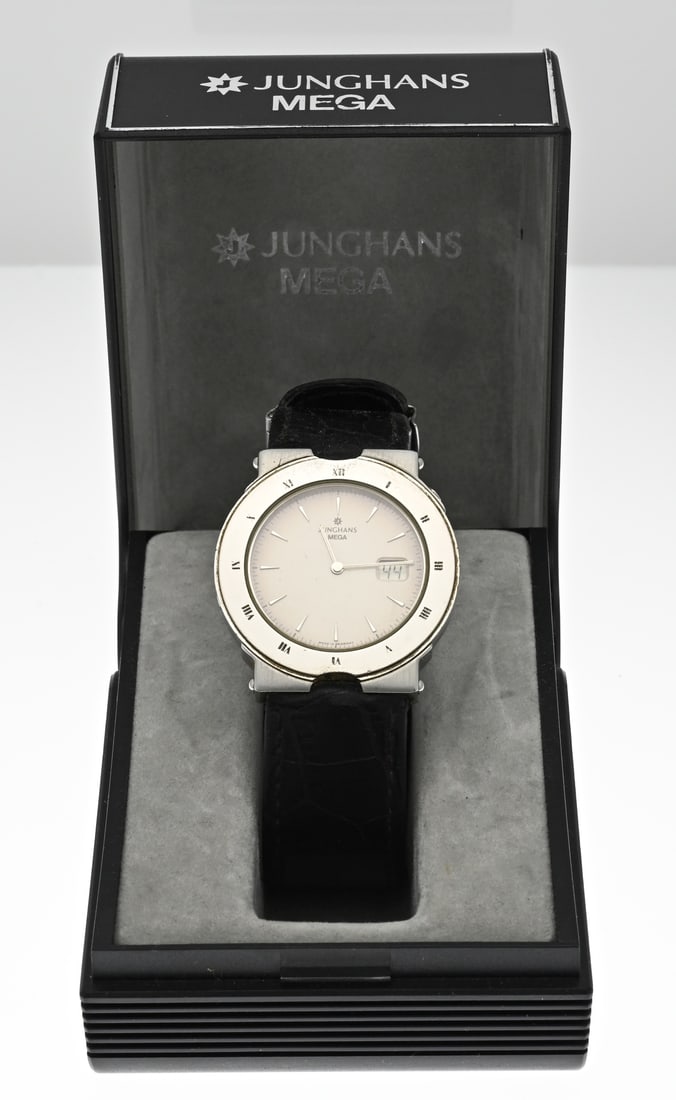 Junghans Mega in box: Junghans Mega watch, radiocontrolled, with a steel case, attached to a black leather strap. Quartz, Working. ø case 35 mm. Some traces of use. In box with manual. ref 25 4220 302.