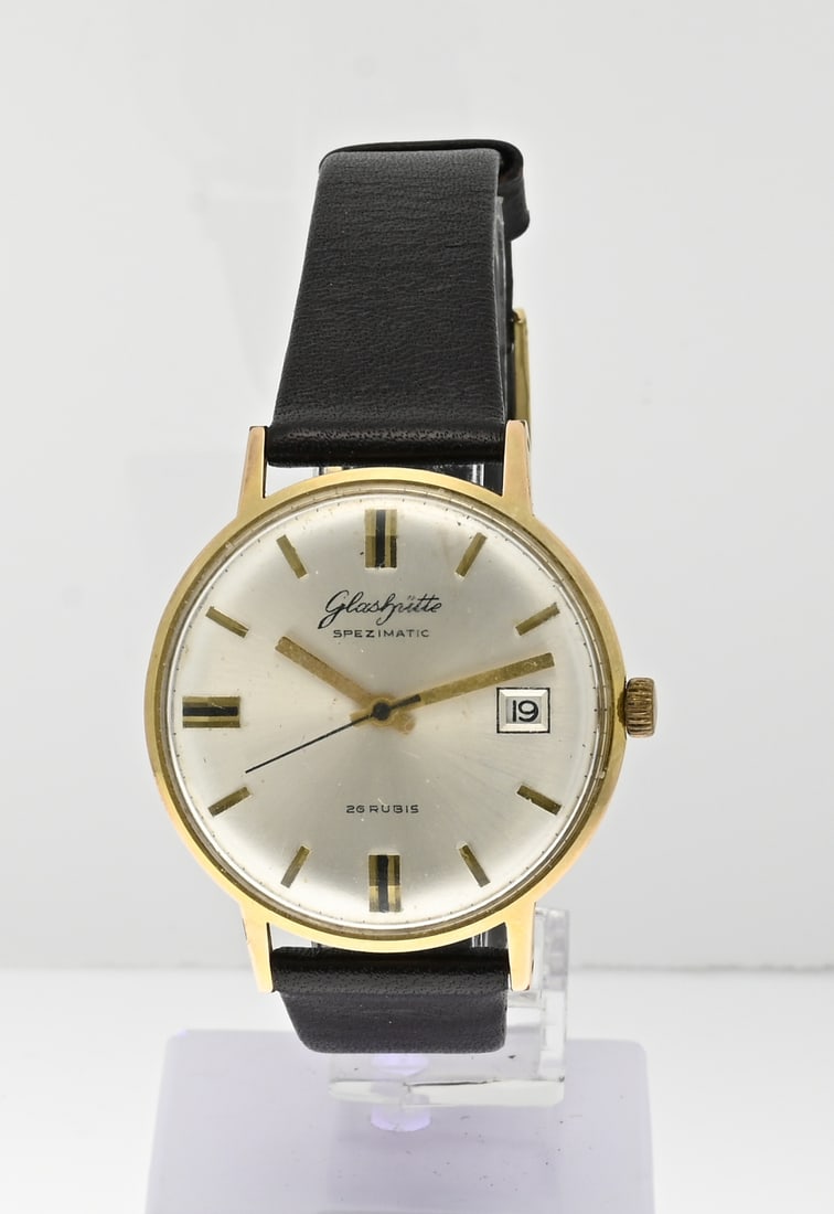Glashutte vintage watch: Vintage watch, Glashutte, spezimatic, with a round gold-plated case with a leather strap. ø 36 mm. With date display. Working in good condition.