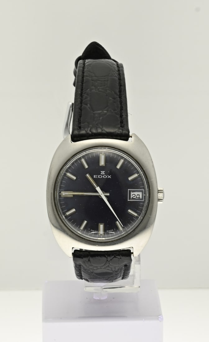 Edox vintage watch: Edox vintage watch, steel model, mechanical, equipped with a blue dial with date display. With a black leather strap. Case width 35 mm. 32963 65. In good condition. Working.