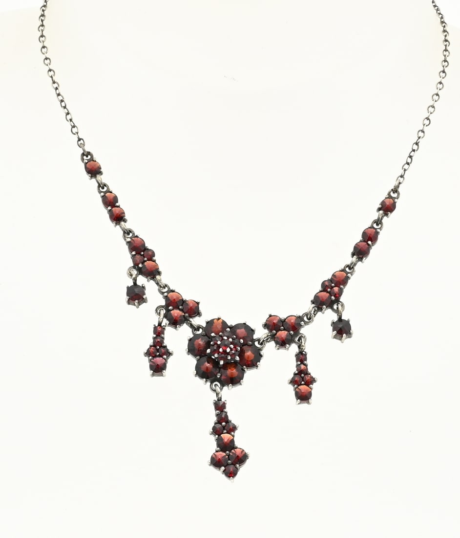 Choker with garnet: Silver choker, 800/000, with garnet. Anchor necklace with an element in the middle decorated with rosettes and pendants with garnet stones. 45 cm. 3 cm. approx. 8.3 grams. In good condition.