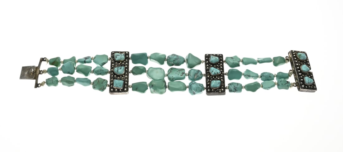 Bracelet with turquoise: Bracelet with turquoise stones with 3 silver rectangular elements, 800/000, decorated with balls and turquoise stones. Length 18.5 cm. In good condition