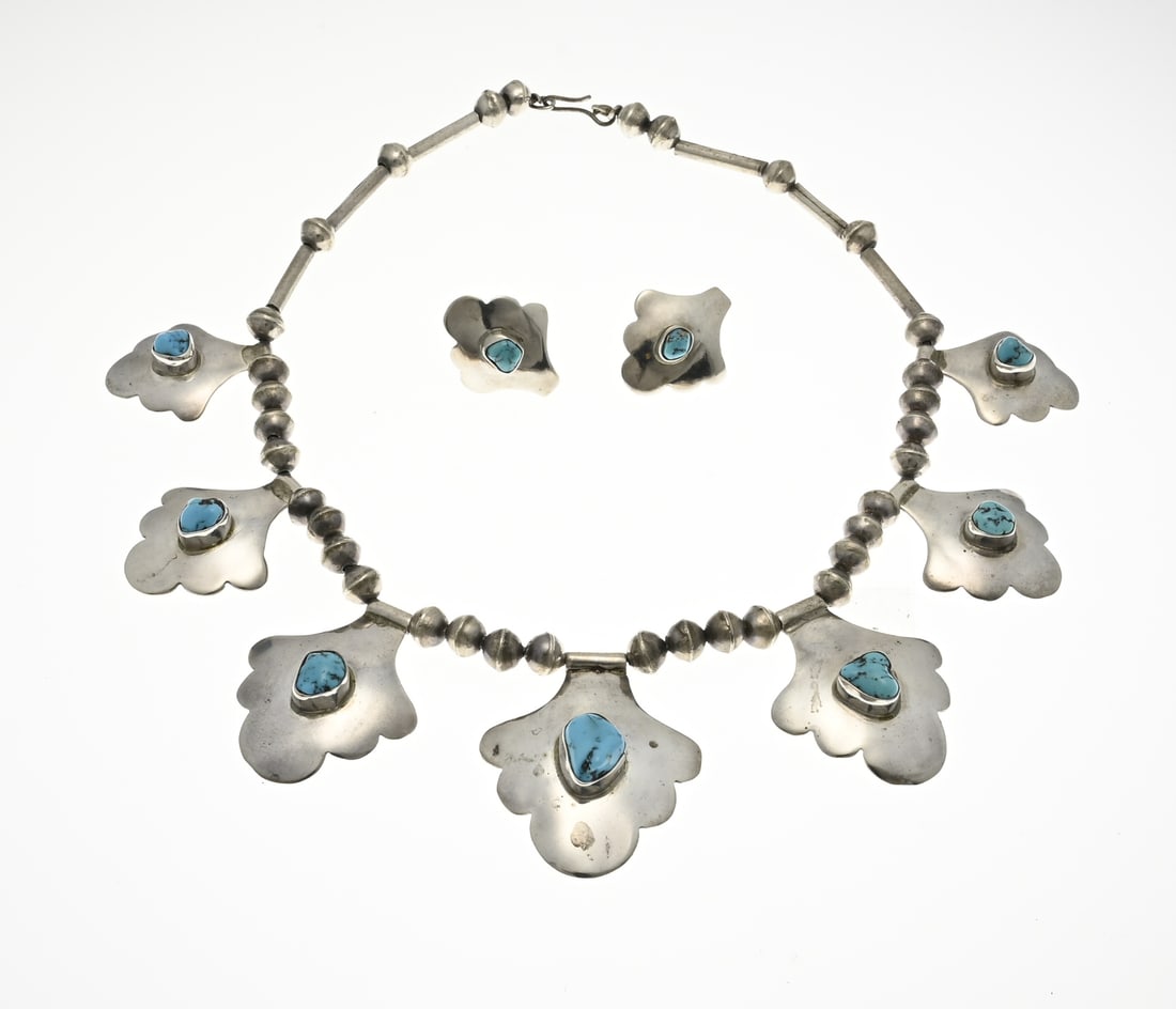 Set of silver jewelry with turquoise: Vintage set of silver jewelry with turquoise, 925/000, Navito, with a choker with balls and 7 flower-shaped elements with turquoise stones and a pair of matching stud earrings. Width necklace 8-41
