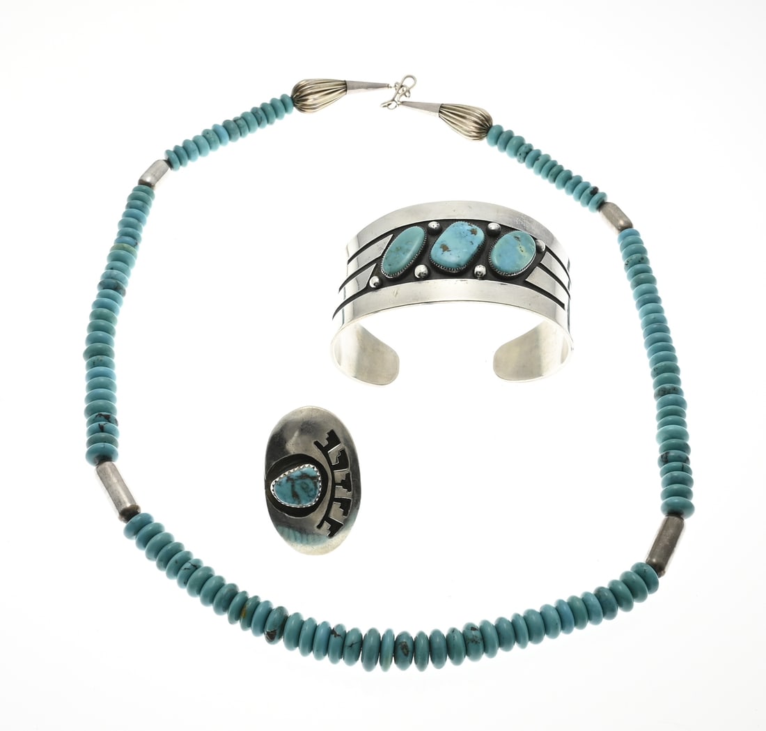Silver jewelry with turquoise: Set of silver jewelry, 925/000, Navito American, with turquoise. A set with a necklace with turquoise stones, a silver clamp bracelet and ring with oxidized finish and turquoise stones. ø beads