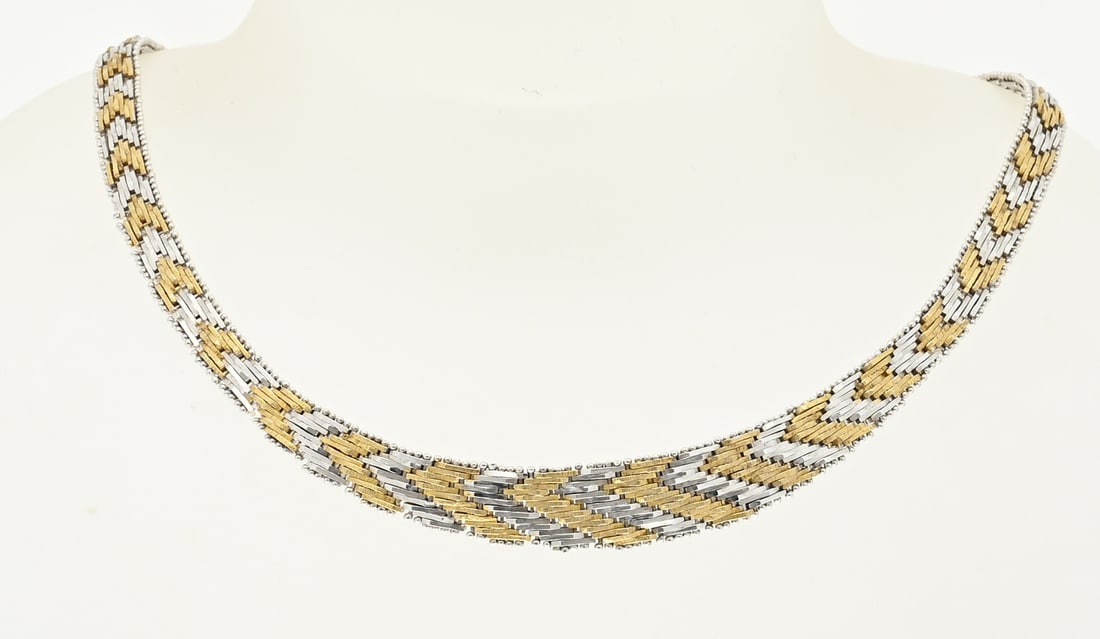 Silver necklace with gold plating: Silver choker with links with a border of balls. The links are alternately provided with a gold plating. With box clasp and safety. 7-11mm. Length 42 cm. approx. 33.9 grams. In good condition.