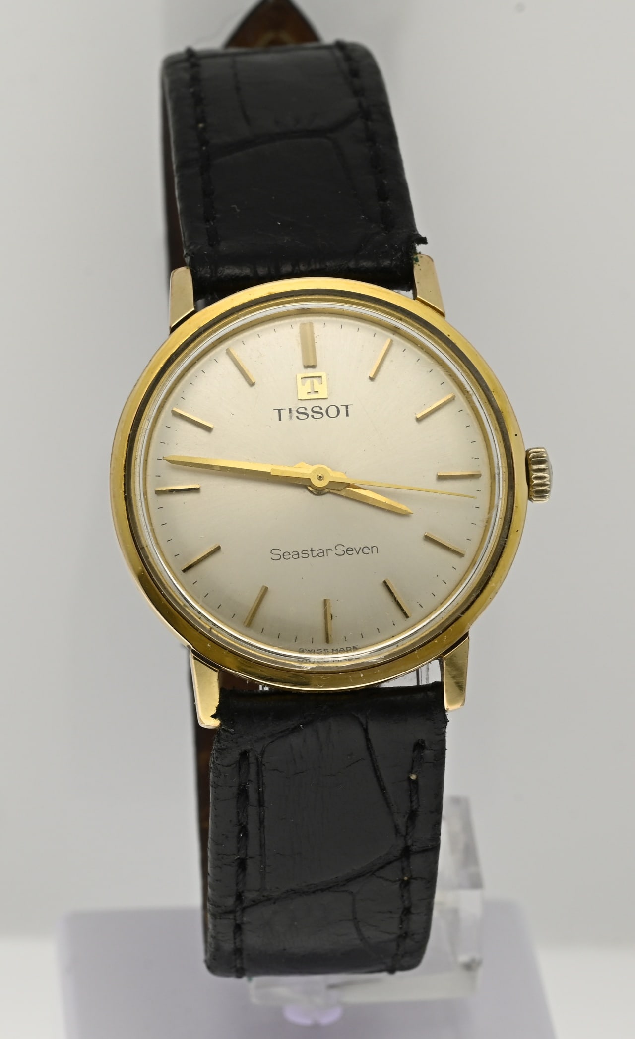 Tissot watch: Tissot watch, unisex, goldplated, with a round case and a cream-coloured dial. Tissot seastar seven. Mechanical. ø case 32 mm. Working with a black leather strap. In good condition.