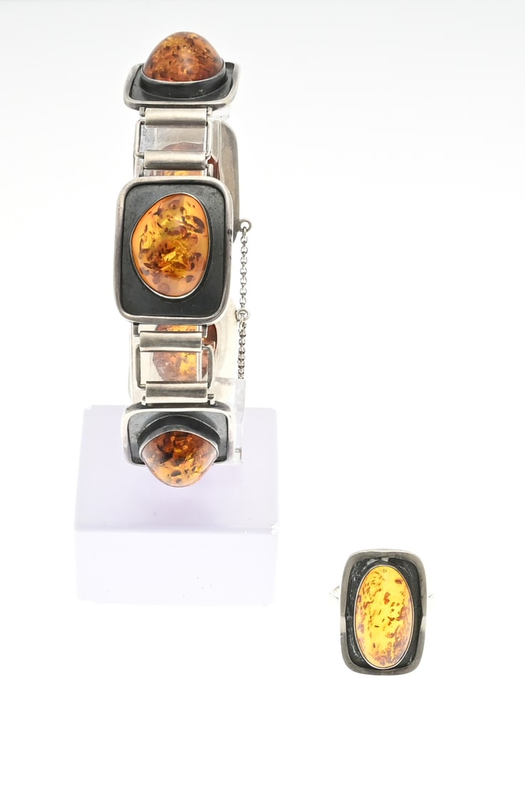 Silver ring and bracelet with amber: Silver bracelet and ring, 835/000, with amber. Bracelet with 5 rectangular links with an oxidized finish with an oval cut amber. With box clasp and safety. width 21 mm. length 20 cm. And a matching